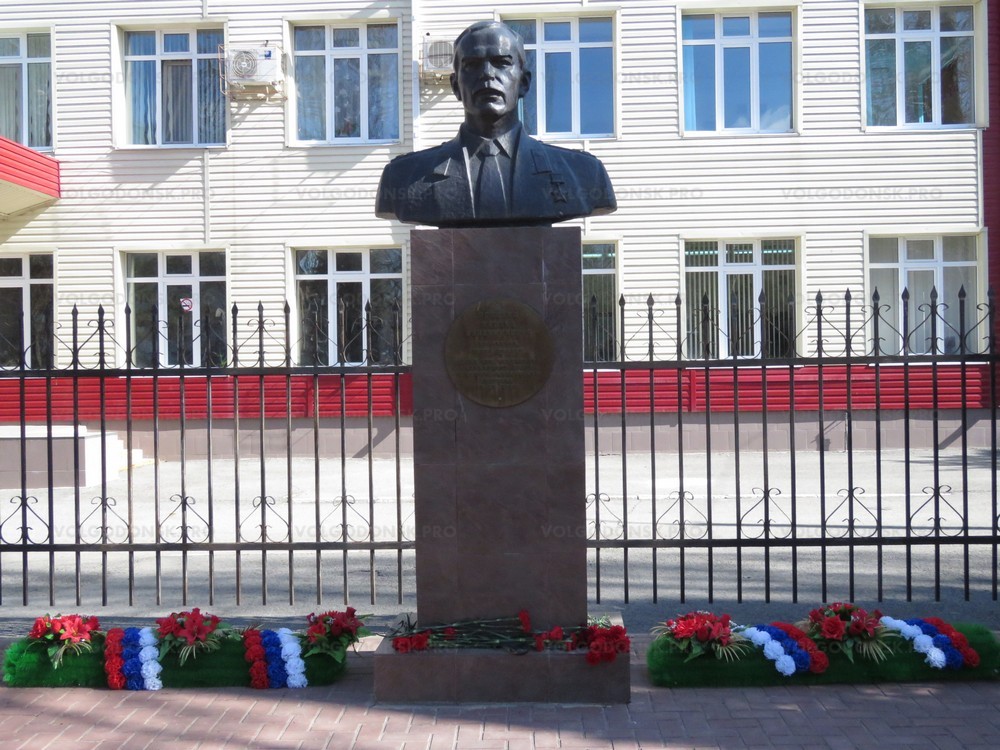 Памятник Ревенко М.В. в г.Волгодонске.jpg