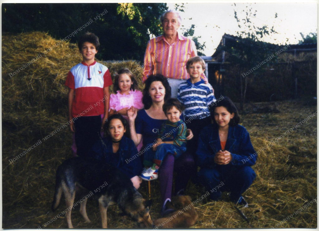 14. В.В.Карпенко с семьёй. 1999 г..jpg