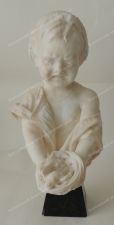 Скульптор E. Fiaschi (1858-1941). Бюст "Плачущая девочка, подобравшая гнездо". Конец XIX - начало XX вв. Италия. Алебастр. Шифер (черный глинистый сланец). Полировка.